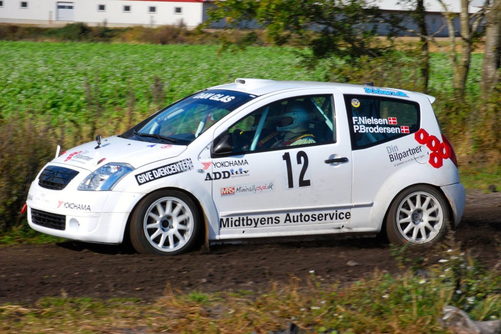Sydjysk Rally var præget af mange grusveje, og Frank Nielsen og Per Brodersen udnyttede deres Citroen C2R2 Max til det yderste
(Foto: Beyer Rallyphoto)